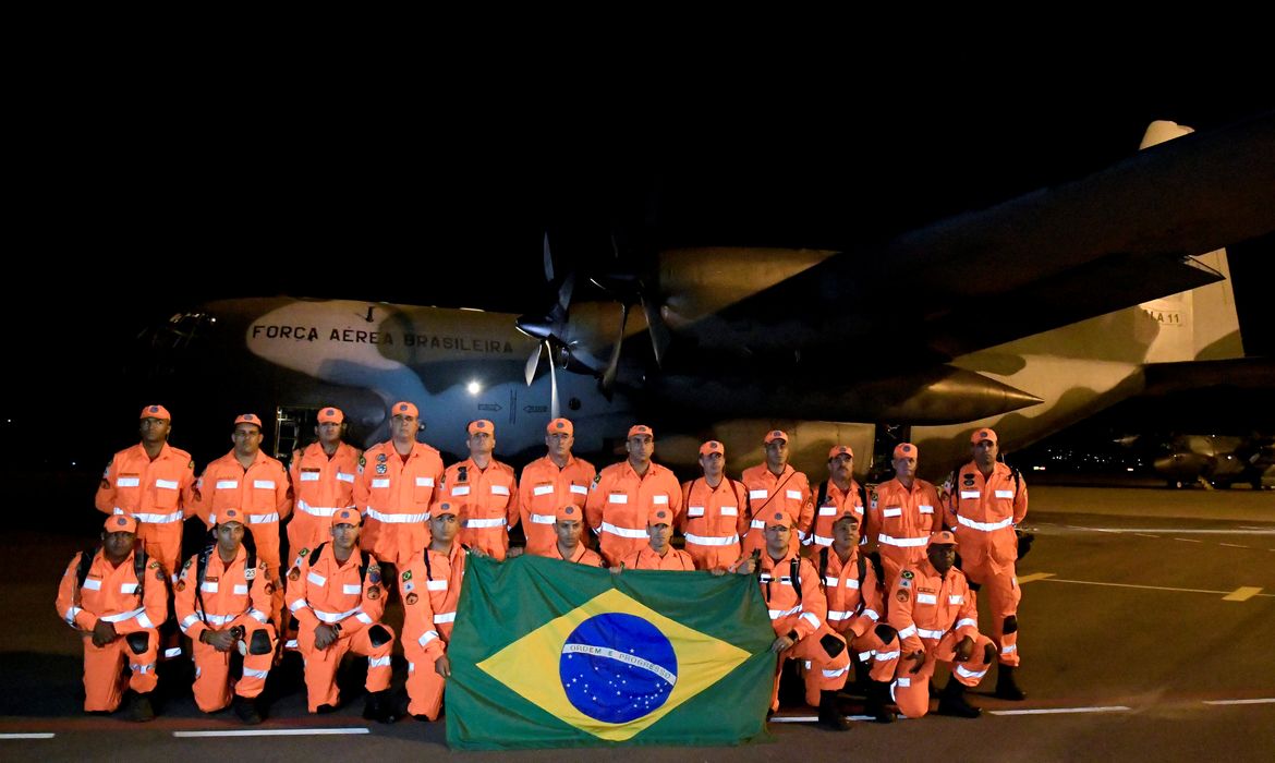 Bombeiros brasileiros embarcam no aeroporto da Pampulha em Belo Horizonte para Moçambique para ajudar na busca de vítimas do ciclone Idai que atingiu a região.