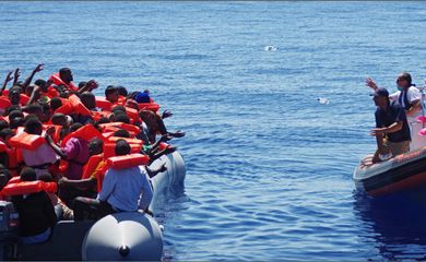 Guarda costeira italiana resgata imigrantes no Mediterrâneo 