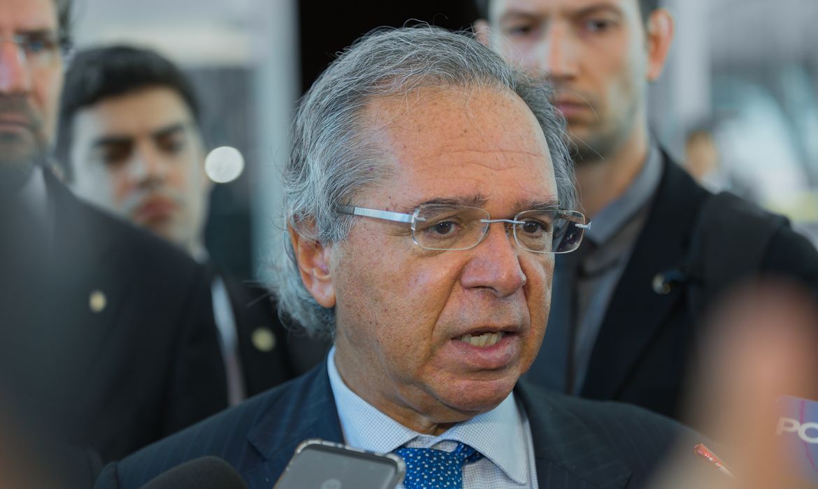 O ministro da Economia, Paulo Guedes, fala à imprensa