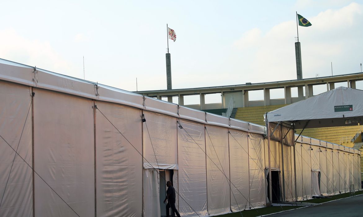 hospital de campanha temporário no estádio Pacaembu