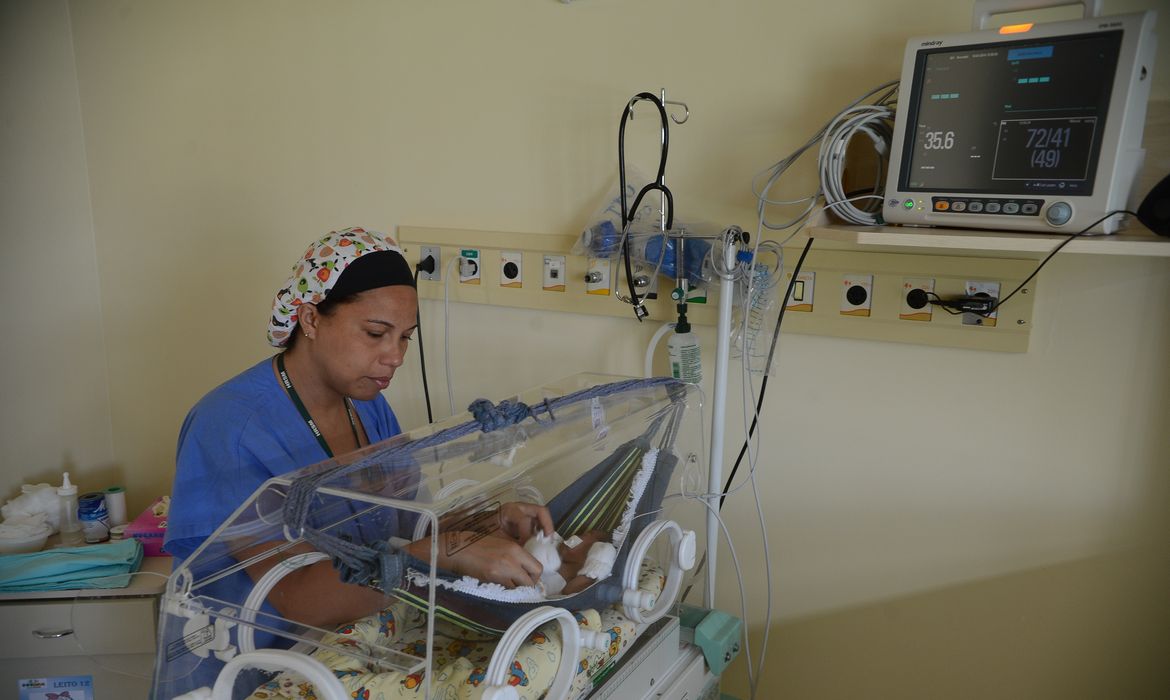 Bebês prematuros estão sendo colocados em mini-redes de algodão