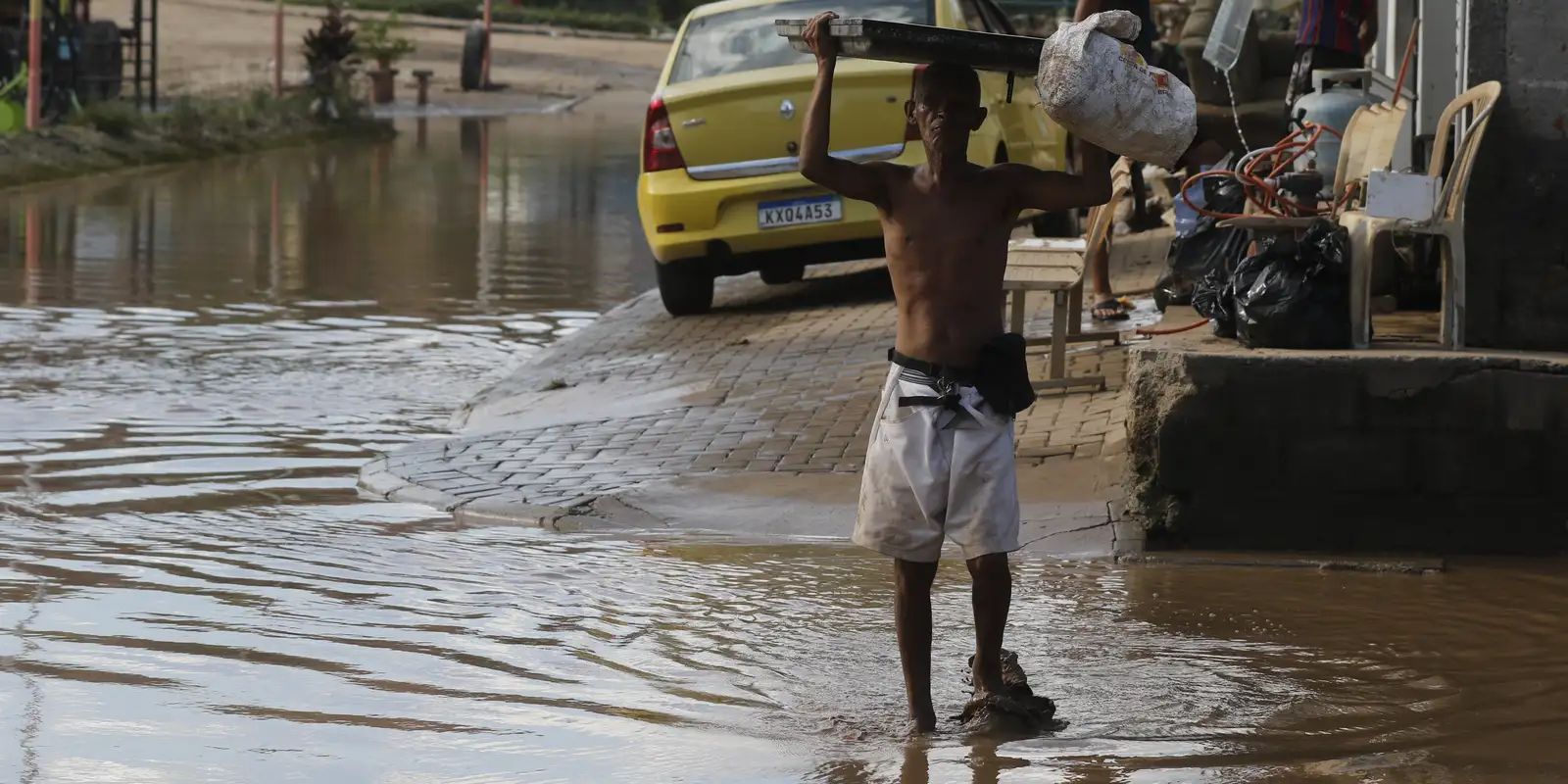 Drenagem inoperante retarda escoamento de águas na Baixada Fluminense