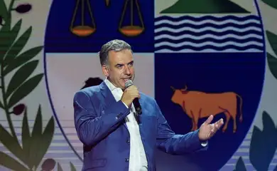 Presidential candidate, Yamandu Orsi speaks on stage following early results of the presidential election run-off between Orsi and the candidate of the ruling conservative coalition Alvaro Delgado, in Montevideo, Uruguay November 24, 2024. REUTERS/Mariana Greif