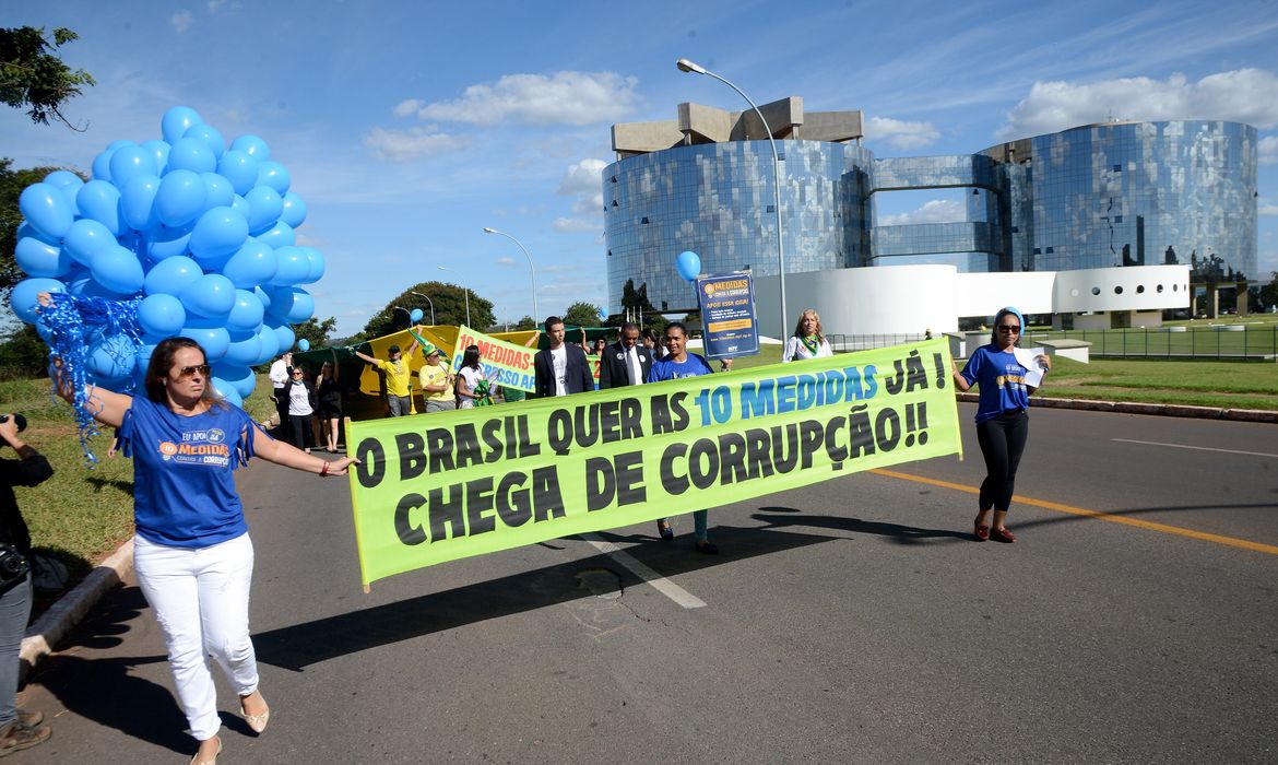 Brasília - Caminhada ao Congresso Nacional para entrega de mais de 2 milhões de assinaturas coletadas em apoio à campanha 10 Medidas contra a Corrupção  (Wilson Dias/Agência Brasil)
