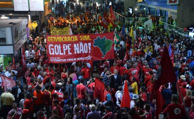 Manifestação em defesa da Petrobrás e dos direitos dos trabalhadores, na Rodoviária do Plano Piloto, no centro de Brasília (Fabio Rodrigues Pozzebom/Agência Brasil)