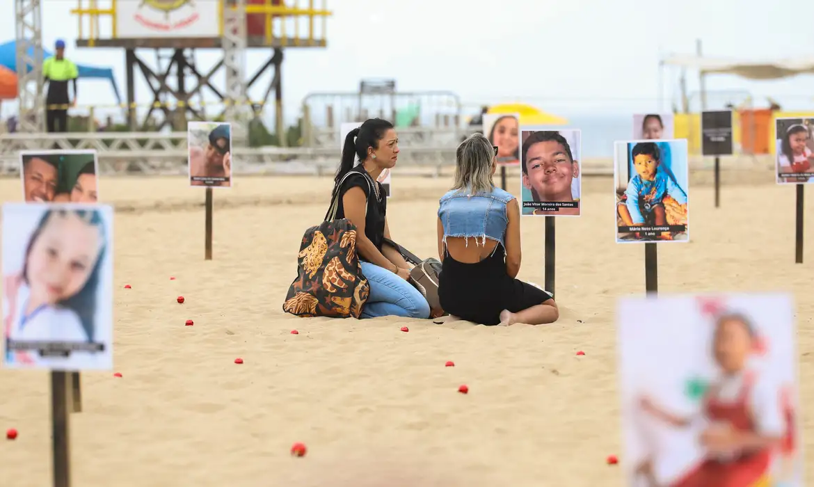 Rio de Janeiro (RJ), 18/12/2024 - Rio de Paz faz ato contra mortes de crianças por violência, na praia de Copacabana, na zona sul do Rio de Janeiro. Foto: Tomaz Silva/Agência Brasil