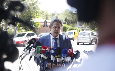 São Paulo (SP), 16/12/2024 - .Ministro Fernando Haddad concede entrevista a imprensa na frente da casa do presidente Lula Pinheiros. Foto: Paulo Pinto/Agência Brasil