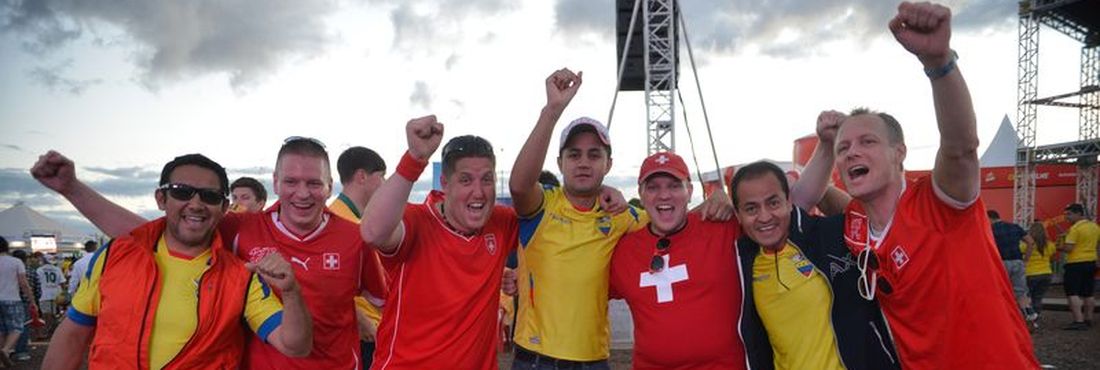 Turistas suíços e equatorianos confraternizam após assistirem ao jogo entre Espanha e Holanda nos telões da Fifa Fan Fest - Brasília, no Taguaparque