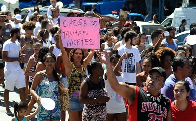 Protesto pacífico pede paz e justiça no Complexo do Alemão