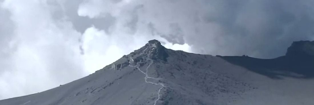 Monte Ontake em erupção em setembro de 2014, no Japão.