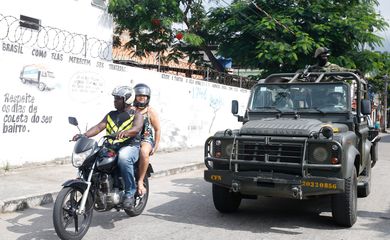 Rio de Janeiro - Forças Armadas fazem mais uma operação na Vila Kennedy, zona oeste da cidade (Tânia Rêgo/Agência Brasil)