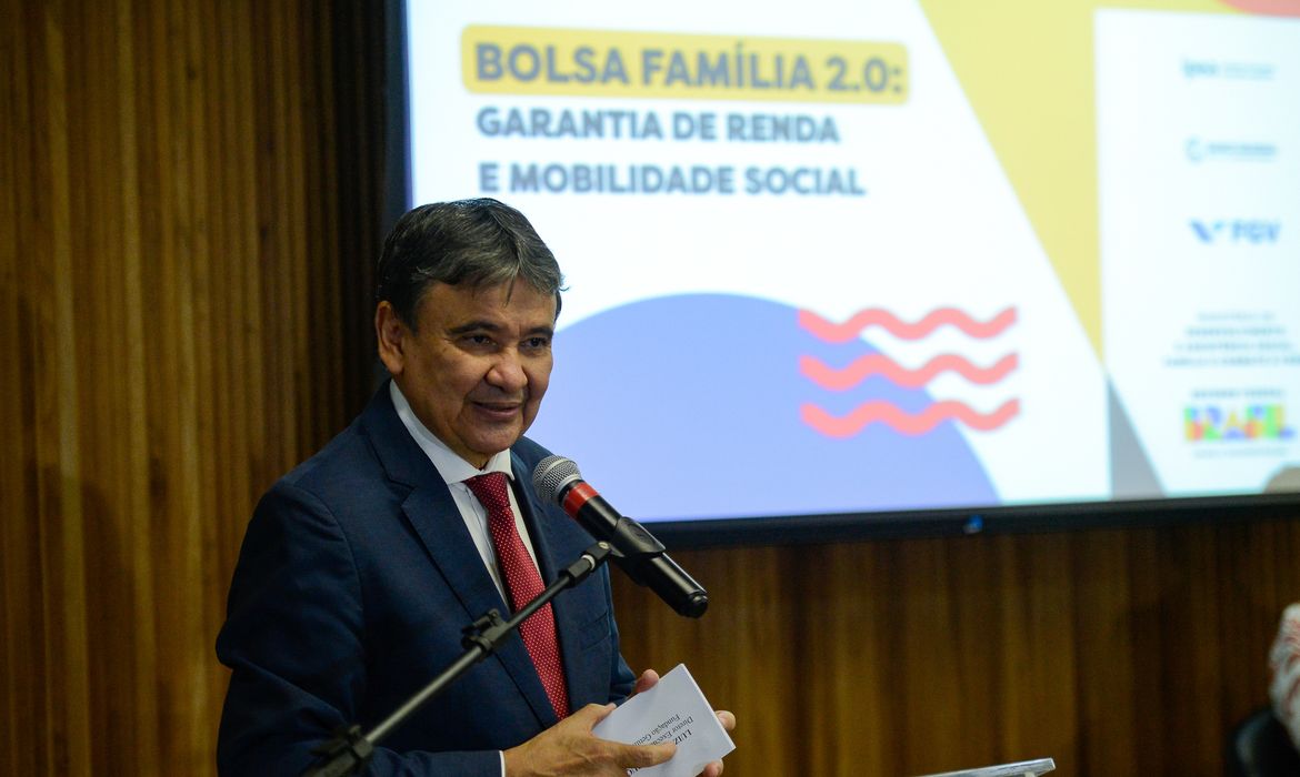Rio de Janeiro (RJ), 26/09/2023 – O ministro do Desenvolvimento Social, Família e Combate à Fome, Wellington Dias durante divulgação de estudos sobre o Bolsa Família 2.0: garantia de renda e mobilidade social, na Fundação Getúlio Vargas, na zona sul da capital fluminense. Foto: Tomaz Silva/Agência Brasil