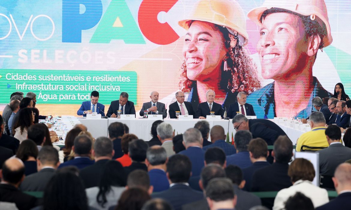Brasília (DF), 26/07/2024 - O presidente Luiz Inácio Lula da Silva participa da cerimônia de divulgação dos resultados do Novo PAC Seleções para Mobilidade em Grandes e Médias Cidades; Drenagem para Prevenção de Desastres; e Centros Comunitários pela Vida (Convive), realizado no Palácio do Planalto. Foto: José Cruz/Agência Brasil