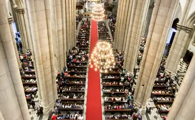 Fiéis lotam Catedral da Sé em missa para homenagear papa Francisco