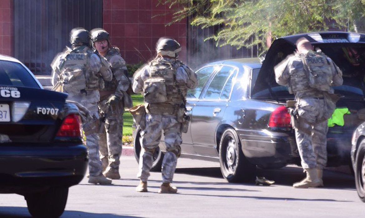 Policiais procuram envolvidos em tiroteio  de San Bernardino, no sul da Califórnia (Agência Lusa/Direitos Reservados)
