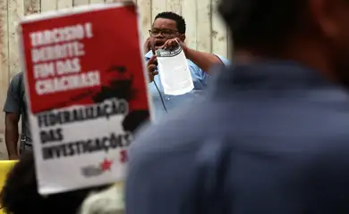 São Paulo (SP) 21/03/2025 - Dia Internacional pela Eliminação da Discriminação Racial, a Frente Povo Negro Vivo, composta por mais de 100 organizações da sociedade civil, participa de  ato público no Largo São Francisco, em frente à Faculdade de Direito da USP, no Centro de São Paulo. O evento tem como objetivo denunciar a violência policial e de Estado que atinge, de forma desproporcional, a população negra e periférica no Brasil, além de reivindicar o impeachment do governador Tarcísio de Freitas e do secretário de Segurança Pública, Guilherme Derrite.
 Foto: Paulo Pinto/Agencia Brasil