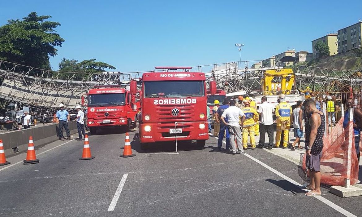 Rio de Janeiro – Equipes trabalham na Avenida Brasil, no bairro de Cordovil, para liberar a pista, após queda de passarela (Centro de Operações Rio/divulgação)