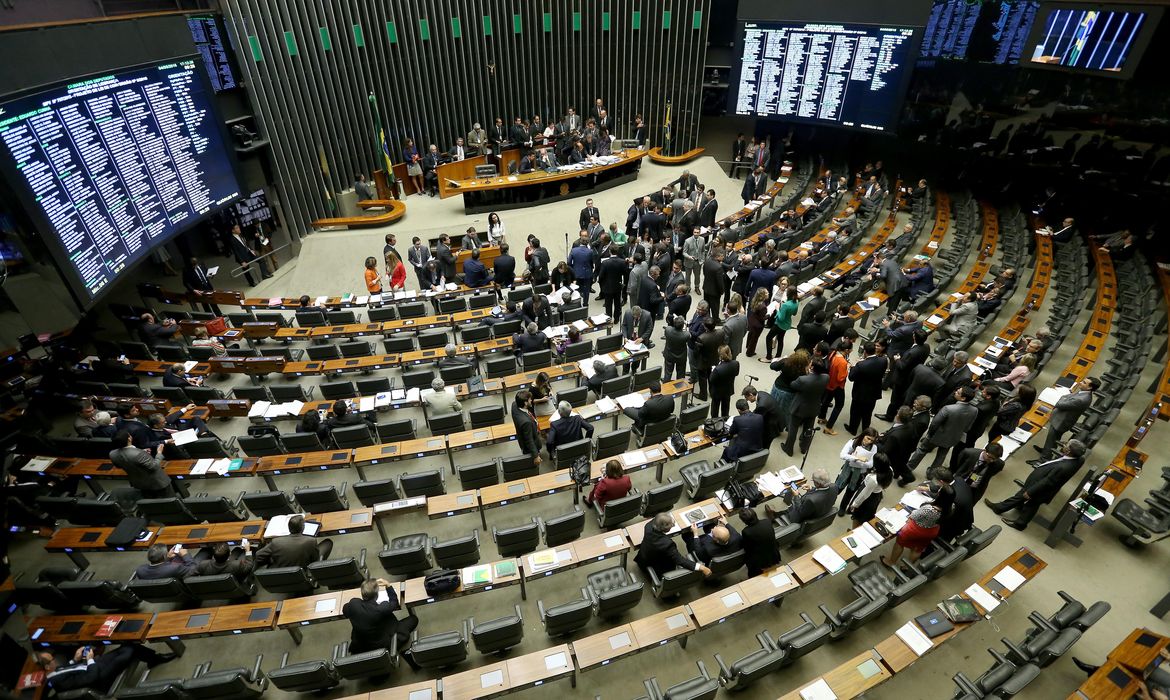 Brasília - Plenário da Câmara durante votação de MP sobre renegociação de dívidas de produtores rurais e de caminhoneiros  (Wilson Dias/Agência Brasil)