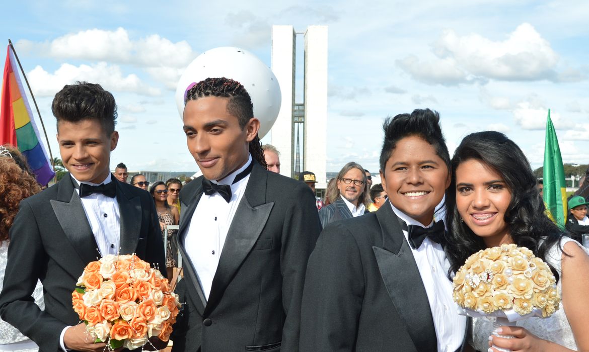 Primeiro casamento coletivo de parceiros homossexuais do DF, no Dia Mundial do Orgulho Gay, comemorado neste domingo (28), em frente ao Congresso Nacional (Antonio Cruz/Agência Brasil)
