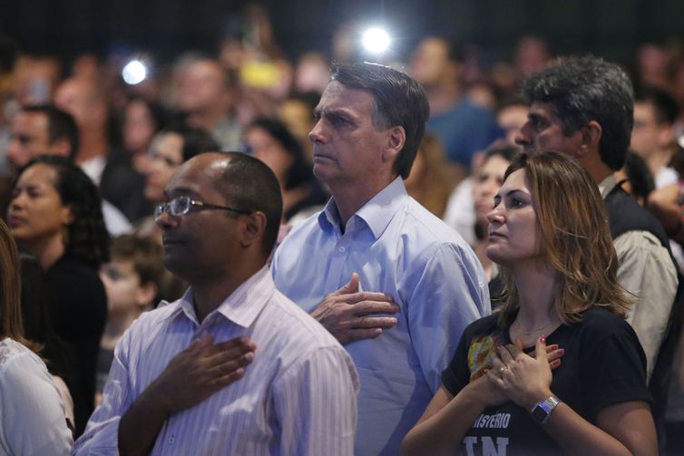 O presidente eleito Jair Bolsonaro (PSL) participa de culto na Igreja Batista Atitude ao lado da esposa, Michelle Bolsonaro, no Rio de Janeiro