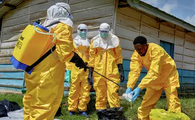 Red Cross workers disinfect after handling the body of a person who died of Ebola, as aid agencies intensify efforts to contain a new Ebola outbreak involving the Bundibugyo strain, at the Centre Medical Evangelique (CME) in Hoho commune of Bunia, Ituri province, Democratic Republic of Congo, May 21, 2026. REUTERS/Gradel Muyisa Mumbere     TPX IMAGES OF THE DAY