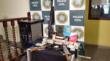 Armas, dinheiro e livros apreendidos em operação da polícia contra suspeito de ataque contra a produtora Porta dos Fundos - Cristina Indio do Brasil/Agência Brasil