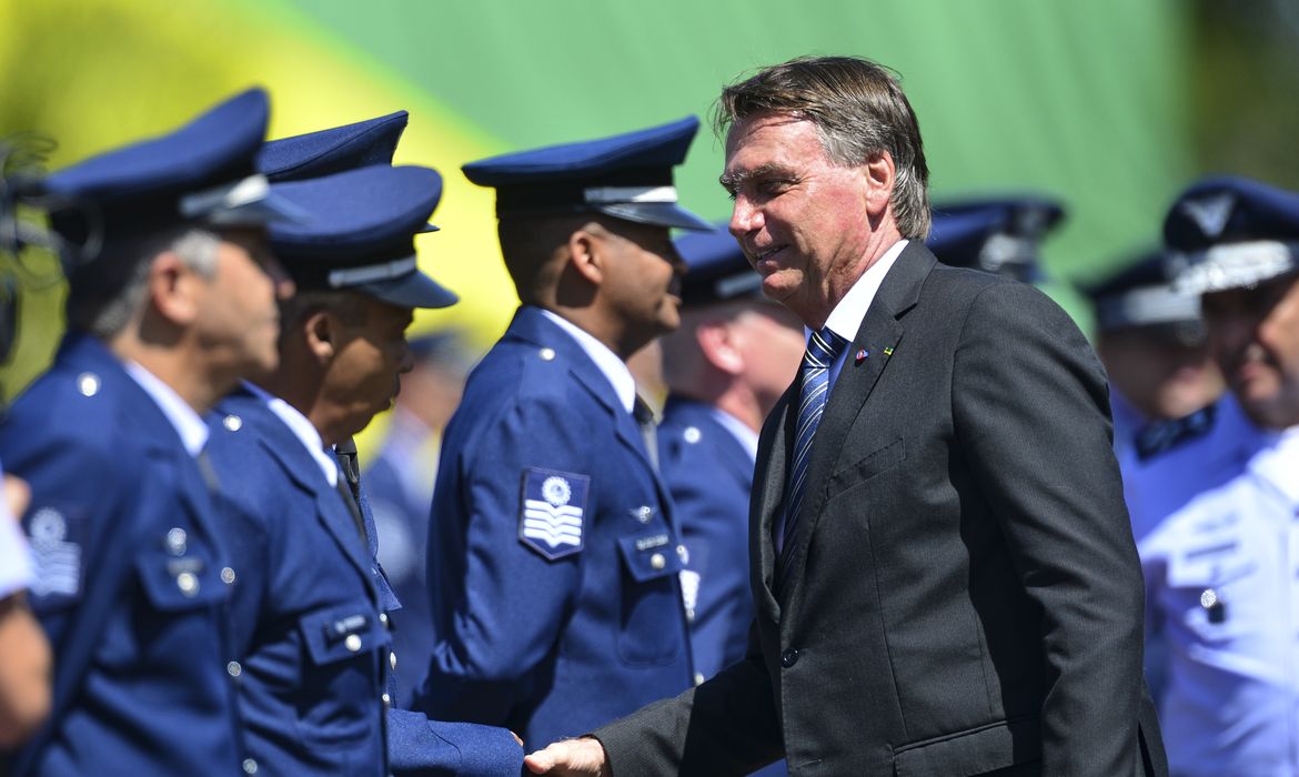 O presidente Jair Bolsonaro durante a cerimônia militar de promoção de Graduados do Quadro Especial de Sargentos (QESA), na Base Aérea de Brasília.