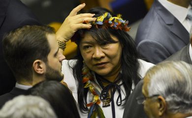 A deputada Joênia Wapichana, primeira mulher indígena eleita, durante sessão de posse dos deputados federais para a 56a Legislatura.