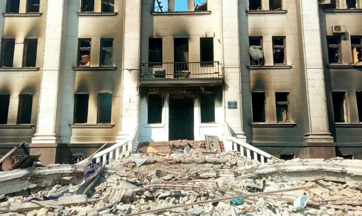 Teatro atingido por bombardeio em Mariupol