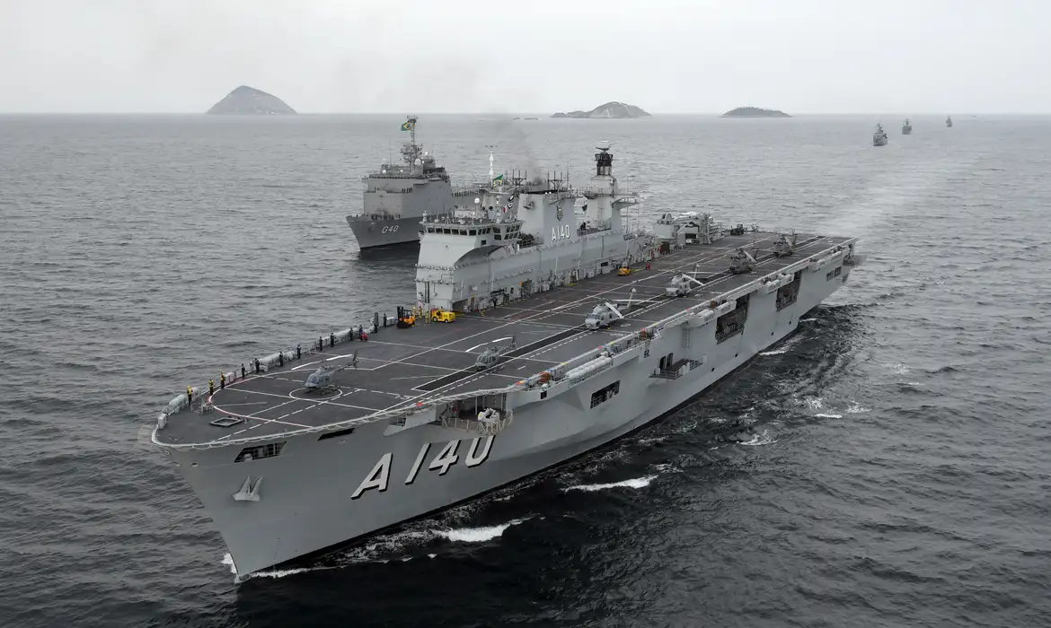 A Marinha brasileira envia na manhã de hoje (22) o maior navio de sua frota, o Navio-Aeródromo Multipropósito Atlântico, para funcionar como um hospital de campanha no litoral norte de São Paulo. A previsão é que a embarcação aporte na cidade de