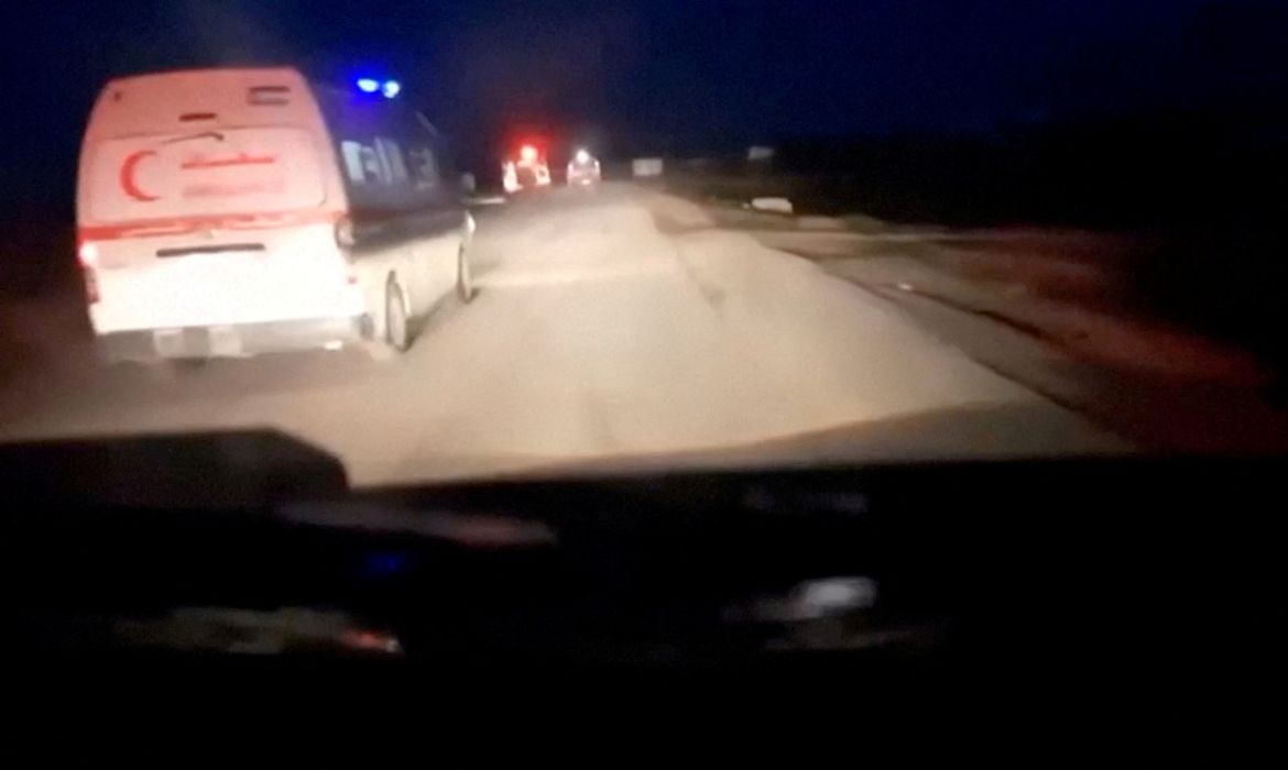 A screenshot taken from a video published by the Palestinian Red Crescent and obtained from cellphone of killed paramedic, shows the last moments during the incident in which aid workers were killed in Israeli fire, according to the Palestinian Red Crescent, in the southern Gaza Strip, March 23, 2025. Reuters/Palestinian Red Crescent/Proibida reprodução