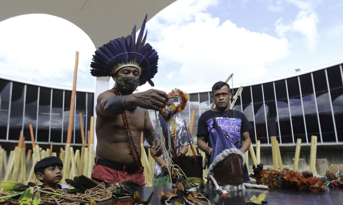 Indígenas da etnia Guajajara, durante a entrega de objetos indígenas doados ao Memorial dos Povos Indígenas, em Brasília, apreendidos pela polícia Federal na Operação Pindorama