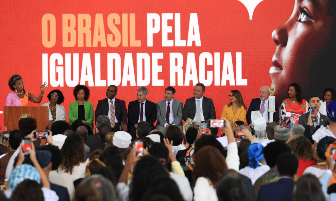 Brasília (DF), 21/03/2023, Presidente Luiz Inácio Lula da Silva assina atos para a promoção da igualdade racial em solenidade no Palácio do Planalto. Foto: Lula Marques/Agência Brasil