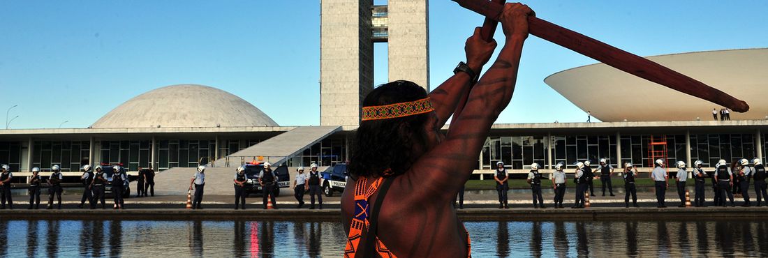 Brasília - DF, 28/05/2014 - Índios protestam no gramado do Congresso Nacional.