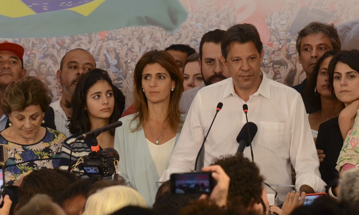 O candidato Fernando Haddad faz pronunciamento após a divulgação do resultado das eleições presidenciais.