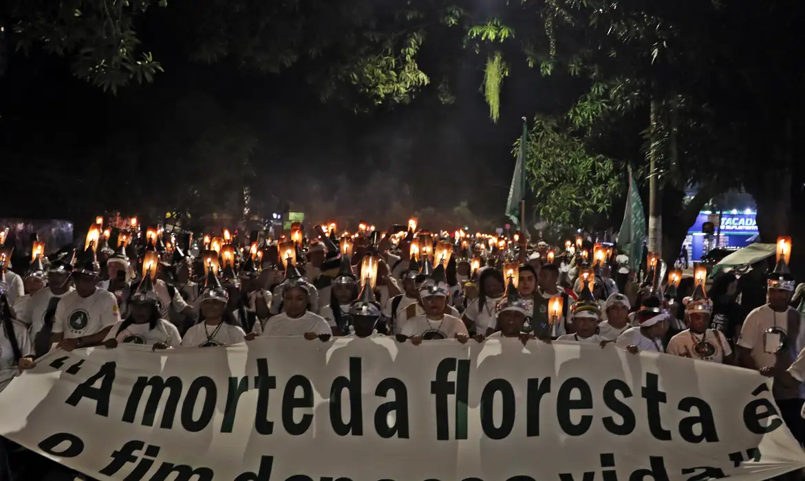 Belém (PA), 13/11/2025 - Lideranças extrativistas e apoiadores usando porangas na cabeça, participam da marcha 