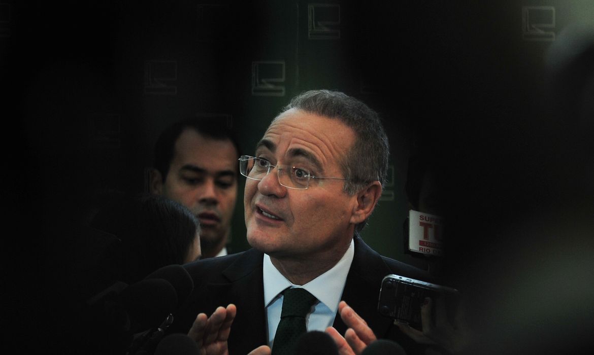 Após reunião com o ministro da Justiça, José Eduardo Cardozo, o presidente do Senado, Renan Calheiros, fala sobre manifestações (Antônio Cruz/Agência Brasil)