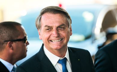 O presidente Jair Bolsonaro fala à  imprensa ao sair do Palácio da Alvorada