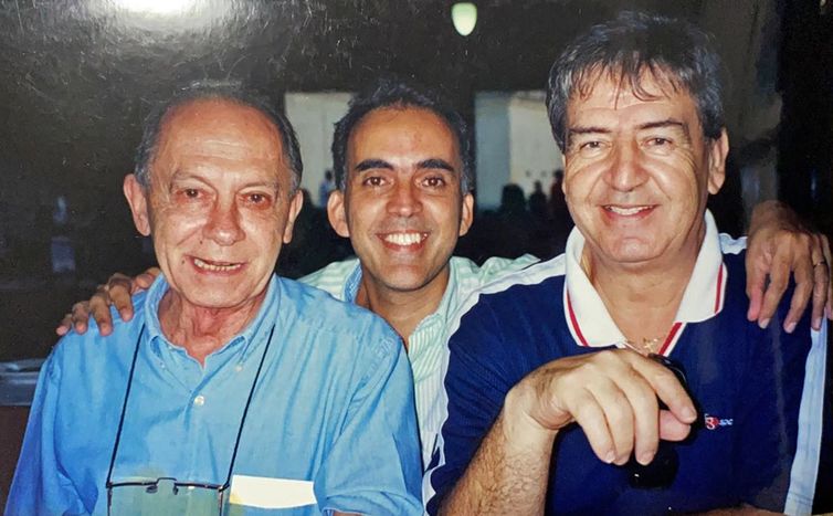 comentarista Achilles Chirol, o repórter Sergio du Bocage e o locutor Januário de Oliveira compunham a equipe de transmissão da TVE nos anos 80