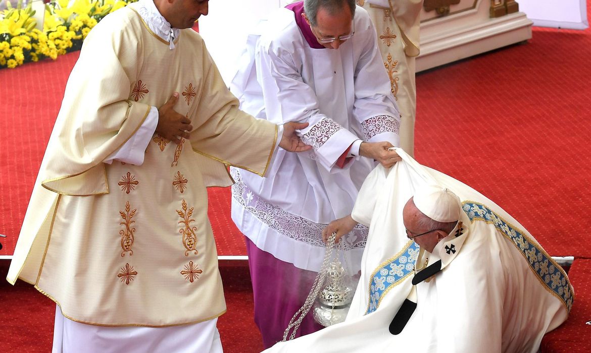 O papa Francisco caiu durante uma missa hoje na Polônia, onde participa da Jornada Mundial da Juventude 