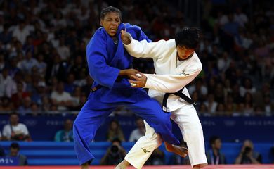 Paris 2024 Olympics - Judo - Women -57 kg Contest for Bronze Medal A - Champ de Mars Arena, Paris, France - July 29, 2024.  Haruka Funakubo of Japan in action against Rafaela Silva of Brazil. Reuters/Kim Kyung-Hoon/Proibida reprodução