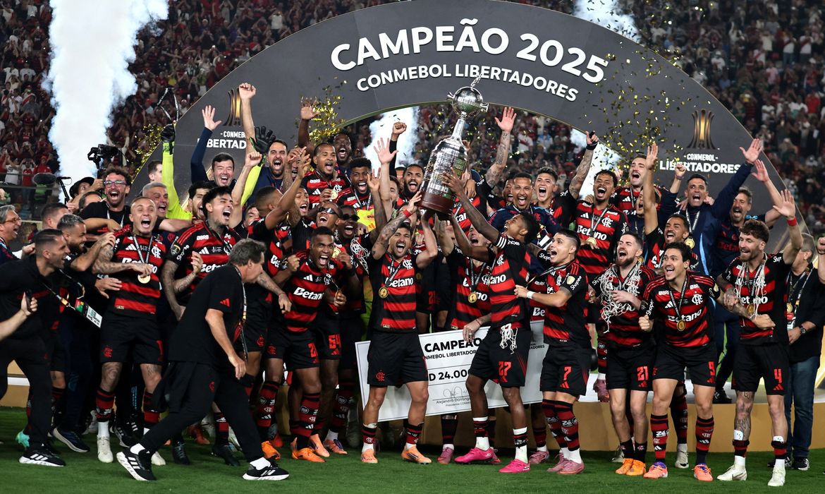 Soccer Football - Copa Libertadores - Final - Palmeiras v Flamengo - Estadio Monumental, Lima, Peru - November 29, 2025 Flamengo players celebrate with the trophy after winning the Copa Libertadores REUTERS/Sebastian Castaneda     TPX IMAGES OF THE DAY