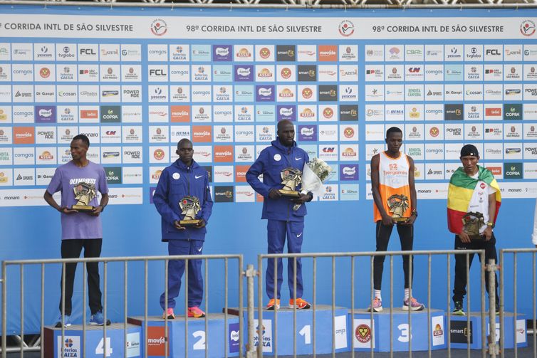 São Paulo (SP), 31/12/2023 - Em sua 98ª edição, a Corrida Internacional de São Silvestre reuniu 35 mil corredores na Avenida Paulista, em São Paulo. - Podio masculino com o vencedor Timothy Kiplagat do Quenia. Foto Paulo Pinto/Agência Brasil