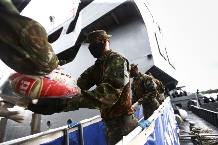 Marcelo Camargo/Agência Brasil Militares das Forças Armadas descarregam as cestas básicas que serão doadas ao município de Afuá.