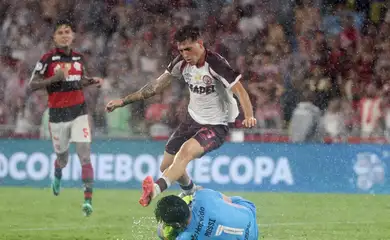 Soccer Football - Recopa Sudamericana - Final - Second Leg - Flamengo v Lanus - Estadio Maracana, Rio de Janeiro, Brazil - February 26, 2026 Lanus' Lucas Besozzi in action with Flamengo's Agustin Rossi REUTERS/Sergio Moraes