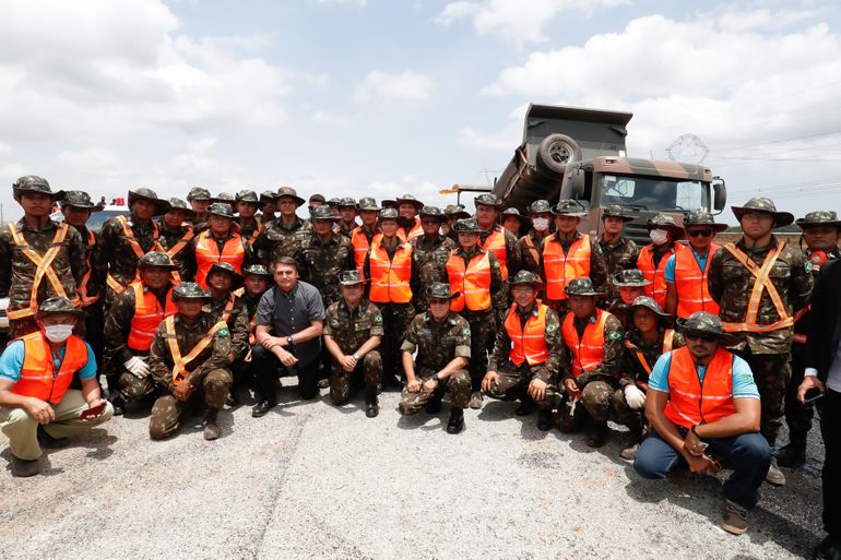 O Presidente da República, Jair Bolsonaro, posa para foto com funcionários das obras de restauração da rodovia BR 135.