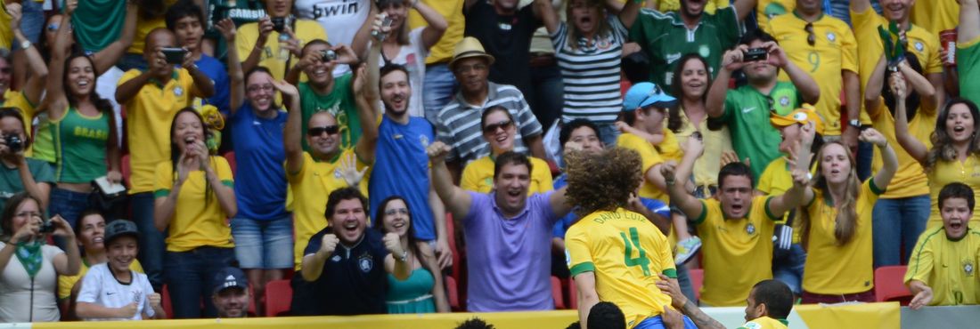 Jogadores da Seleção Brasileira comemoram gol no Mané Garrincha, em Brasília