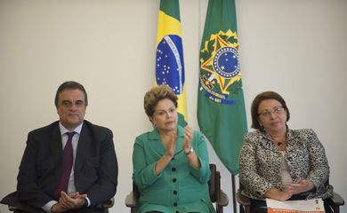O ministro José Eduardo Cardozo, a presidenta Dilma Rousseff e a Ministra Ideli Salvatti, durante cerimônia de posse dos membros do Comitê Nacional de Prevenção e Combate à Tortura (Marcelo Camargo/Agência Brasil)