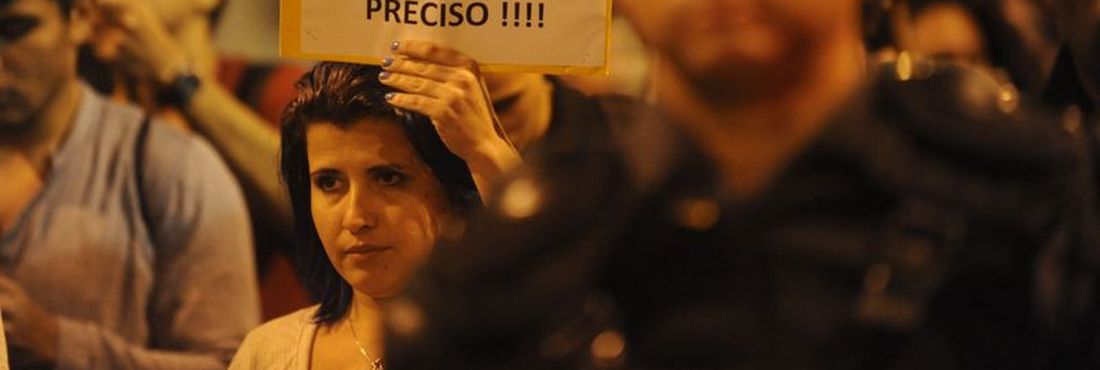 Passeata no centro protesta pela liberdade e garantia dos direitos legais de 23 ativistas acusados de participar de atos violentos em manifestações no Rio de Janeiro
