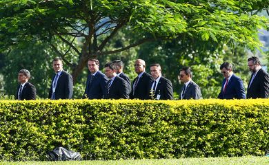O presidente Jair Bolsonaro e ministros de estado participam de hasteamento da bandeira em frente ao Palácio da Alvorada.